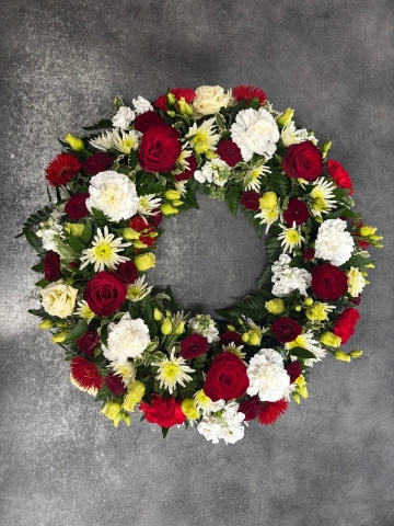 Red Cream & White Wreath